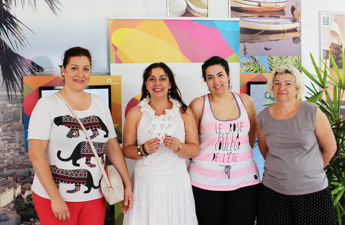 El área de Fiestas y Eventos entrega las entradas a las ganadoras del sorteo para el concierto de Niña Pastori